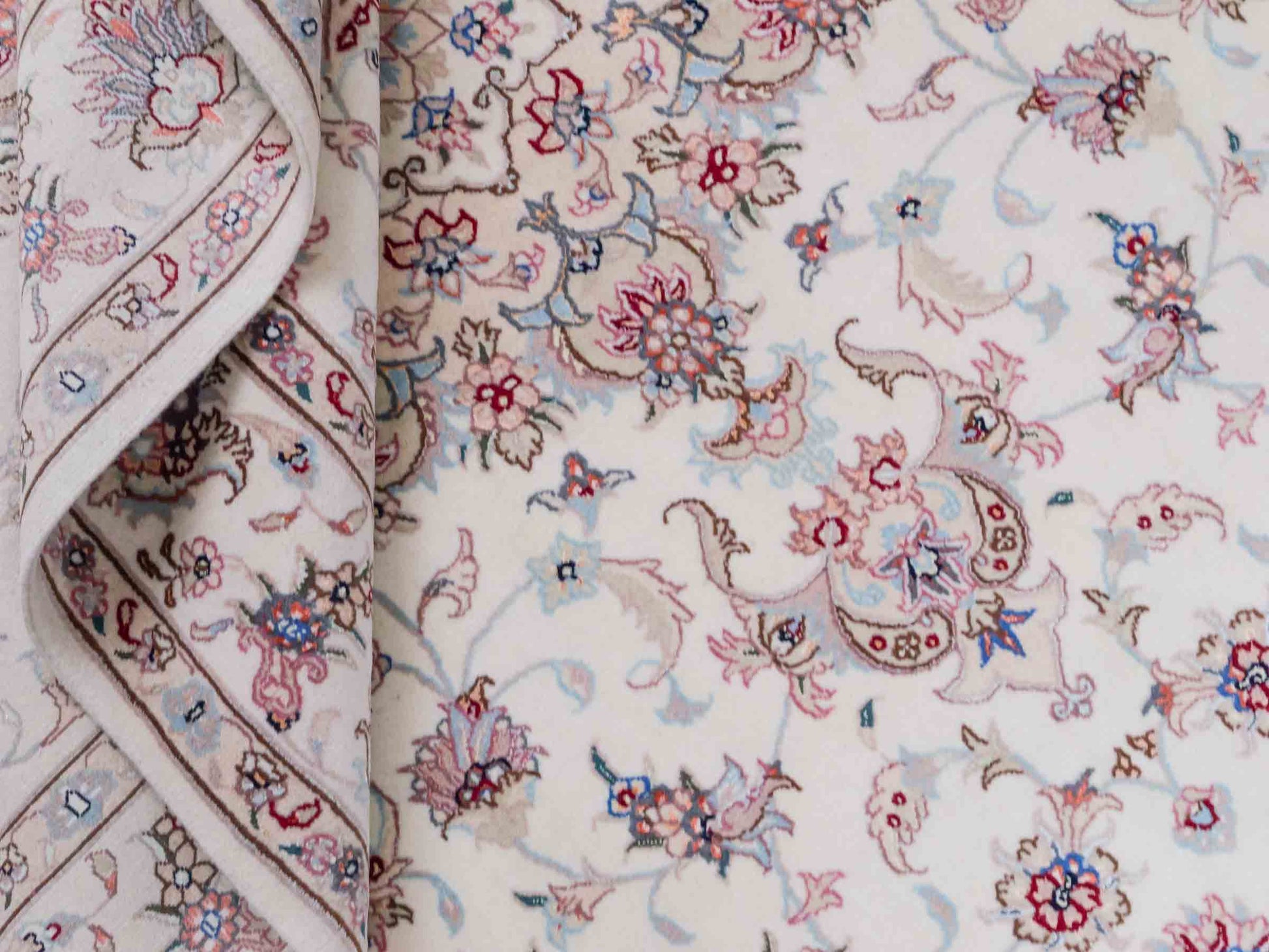 Handgeknüpfter Nain 9La Perserteppich von Khademi aus Wolle mit Seide, cremeweiß-elfenbein. Persischer Orientteppich mit Medaillon. Von Hand geknüpft in Iran / Persien. Größe: 197 cm x 149 cm. Teppichnummer: SB3-1141 | Jupiter Intl.