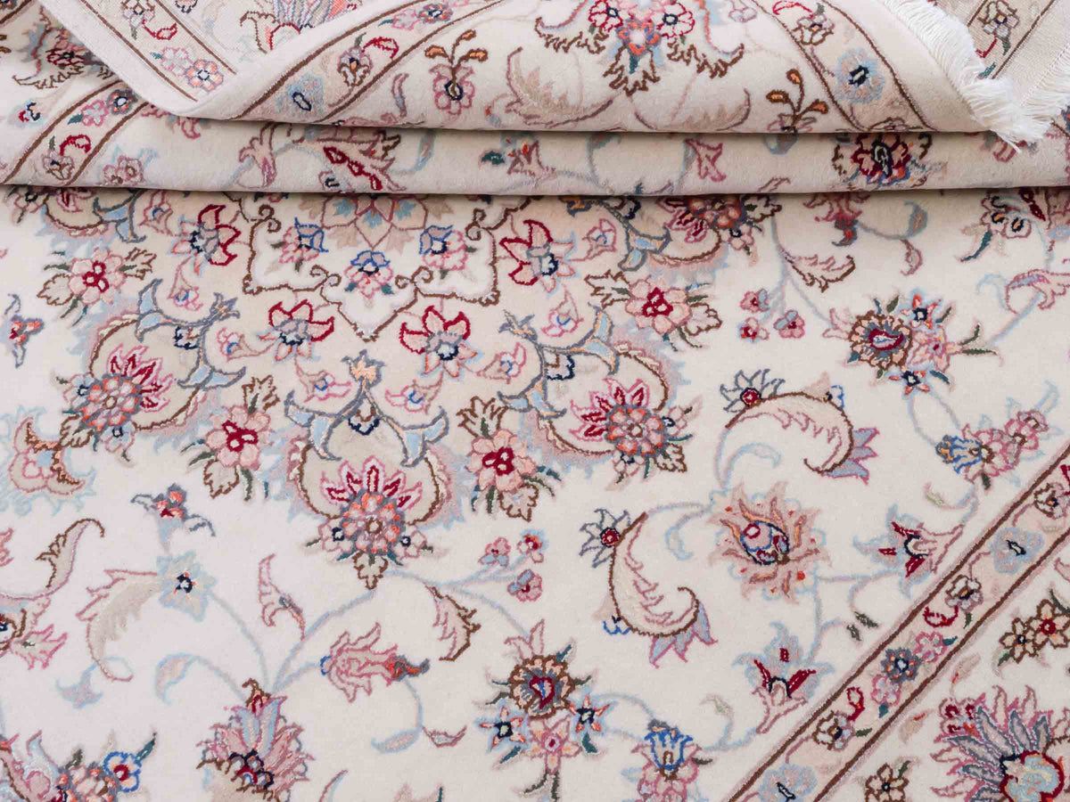Handgeknüpfter Nain 9La Perserteppich von Khademi aus Wolle mit Seide, cremeweiß-elfenbein. Persischer Orientteppich mit Medaillon. Von Hand geknüpft in Iran / Persien. Größe: 197 cm x 149 cm. Teppichnummer: SB3-1141 | Jupiter Intl.