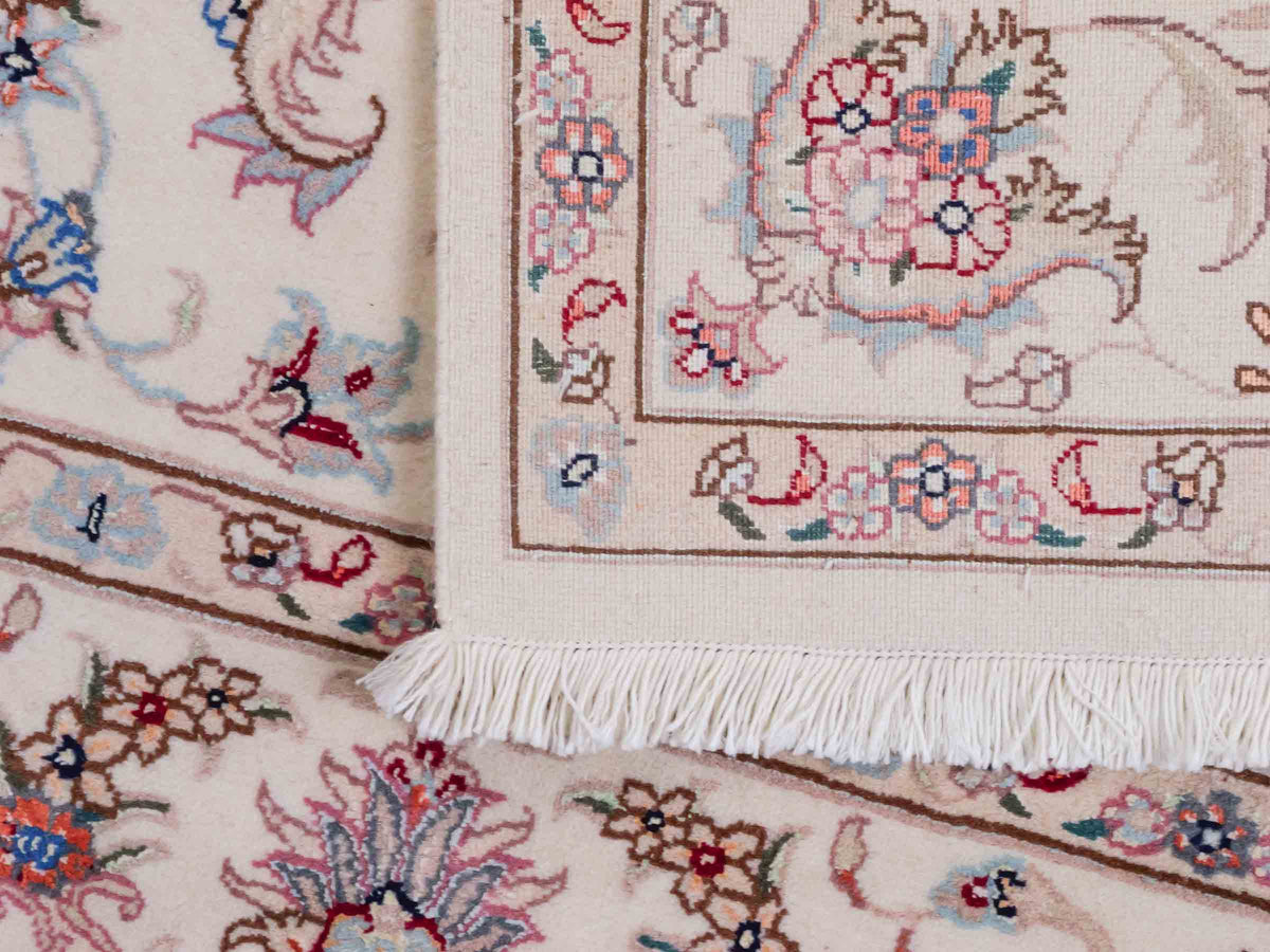 Handgeknüpfter Nain 9La Perserteppich von Khademi aus Wolle mit Seide, cremeweiß-elfenbein. Persischer Orientteppich mit Medaillon. Von Hand geknüpft in Iran / Persien. Größe: 197 cm x 149 cm. Teppichnummer: SB3-1141 | Jupiter Intl.