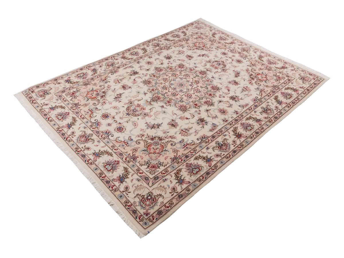 Handgeknüpfter Nain 9La Perserteppich von Khademi aus Wolle mit Seide, cremeweiß-elfenbein. Persischer Orientteppich mit Medaillon. Von Hand geknüpft in Iran / Persien. Größe: 197 cm x 149 cm. Teppichnummer: SB3-1141 | Jupiter Intl.