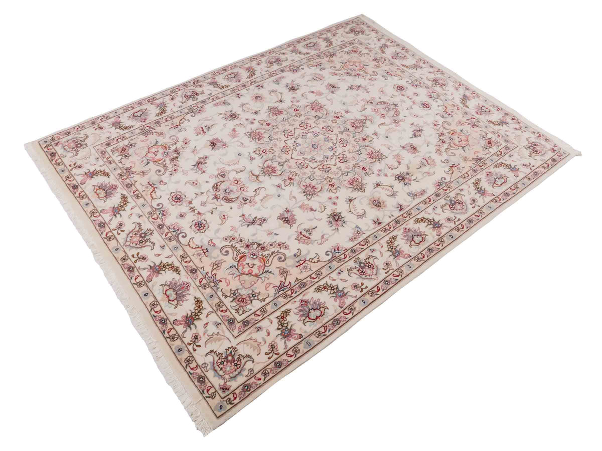Handgeknüpfter Nain 9La Perserteppich von Khademi aus Wolle mit Seide, cremeweiß-elfenbein. Persischer Orientteppich mit Medaillon. Von Hand geknüpft in Iran / Persien. Größe: 197 cm x 149 cm. Teppichnummer: SB3-1141 | Jupiter Intl.