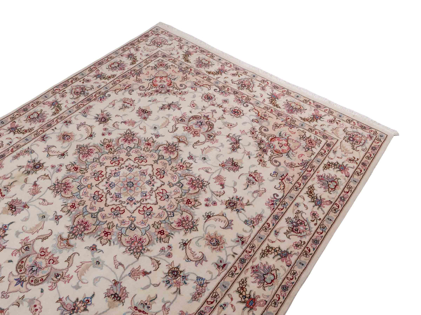 Handgeknüpfter Nain 9La Perserteppich von Khademi aus Wolle mit Seide, cremeweiß-elfenbein. Persischer Orientteppich mit Medaillon. Von Hand geknüpft in Iran / Persien. Größe: 197 cm x 149 cm. Teppichnummer: SB3-1141 | Jupiter Intl.