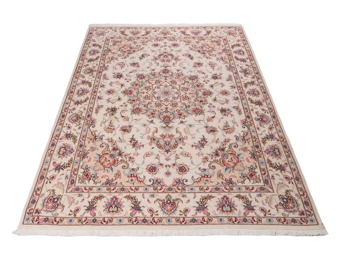 Handgeknüpfter Nain 9La Perserteppich von Khademi aus Wolle mit Seide, cremeweiß-elfenbein. Persischer Orientteppich mit Medaillon. Von Hand geknüpft in Iran / Persien. Größe: 197 cm x 149 cm. Teppichnummer: SB3-1141 | Jupiter Intl.