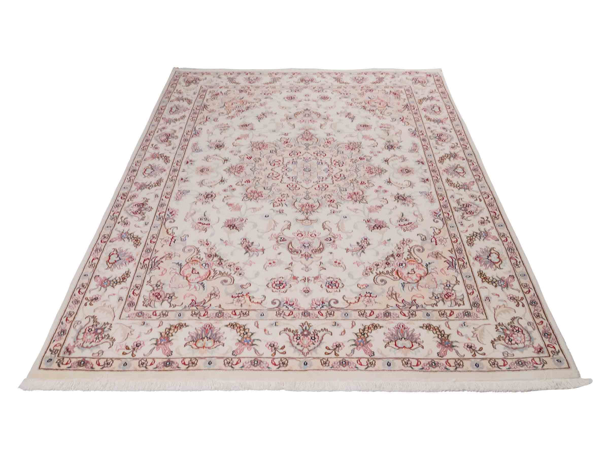 Handgeknüpfter Nain 9La Perserteppich von Khademi aus Wolle mit Seide, cremeweiß-elfenbein. Persischer Orientteppich mit Medaillon. Von Hand geknüpft in Iran / Persien. Größe: 197 cm x 149 cm. Teppichnummer: SB3-1141 | Jupiter Intl.