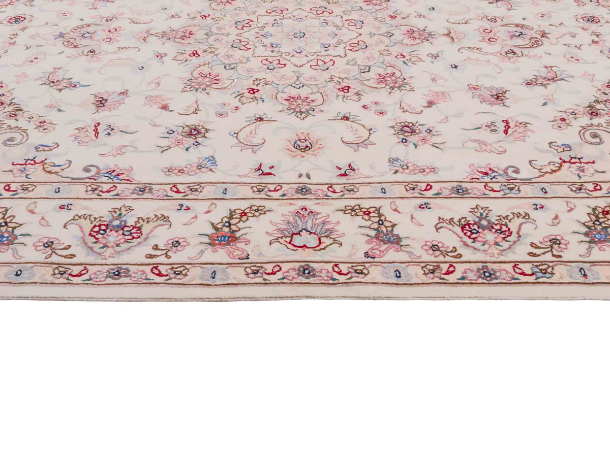 Handgeknüpfter Nain 9La Perserteppich von Khademi aus Wolle mit Seide, cremeweiß-elfenbein. Persischer Orientteppich mit Medaillon. Von Hand geknüpft in Iran / Persien. Größe: 197 cm x 149 cm. Teppichnummer: SB3-1141 | Jupiter Intl.