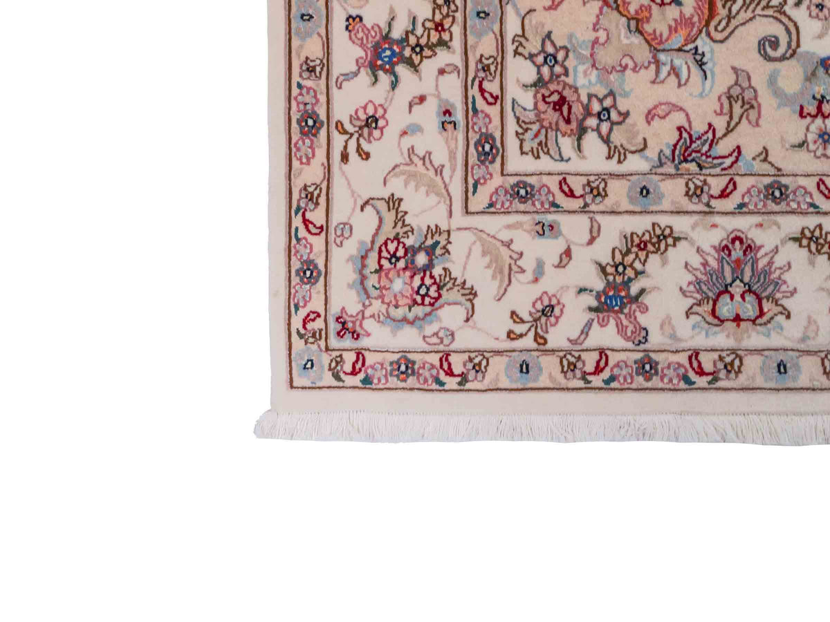 Handgeknüpfter Nain 9La Perserteppich von Khademi aus Wolle mit Seide, cremeweiß-elfenbein. Persischer Orientteppich mit Medaillon. Von Hand geknüpft in Iran / Persien. Größe: 197 cm x 149 cm. Teppichnummer: SB3-1141 | Jupiter Intl.