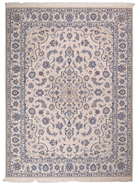 Handgeknüpfter Nain 9La Perserteppich von Khademi aus Wolle mit Seide, elfenbein-weiß. Persischer Orientteppich mit Medaillon. Von Hand geknüpft in Iran / Persien. Größe: 200 cm x 149 cm. Teppichnummer: SB3-1111 | Jupiter Intl.