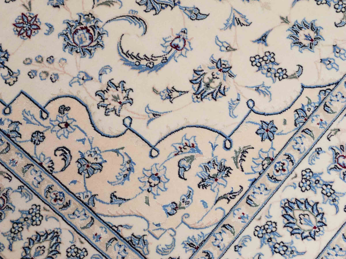 Handgeknüpfter Nain 9La Perserteppich von Khademi aus Wolle mit Seide, elfenbein-weiß. Persischer Orientteppich mit Medaillon. Von Hand geknüpft in Iran / Persien. Größe: 200 cm x 149 cm. Teppichnummer: SB3-1111 | Jupiter Intl.