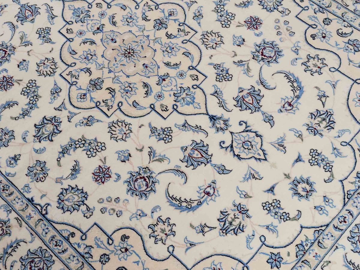 Handgeknüpfter Nain 9La Perserteppich von Khademi aus Wolle mit Seide, elfenbein-weiß. Persischer Orientteppich mit Medaillon. Von Hand geknüpft in Iran / Persien. Größe: 200 cm x 149 cm. Teppichnummer: SB3-1111 | Jupiter Intl.