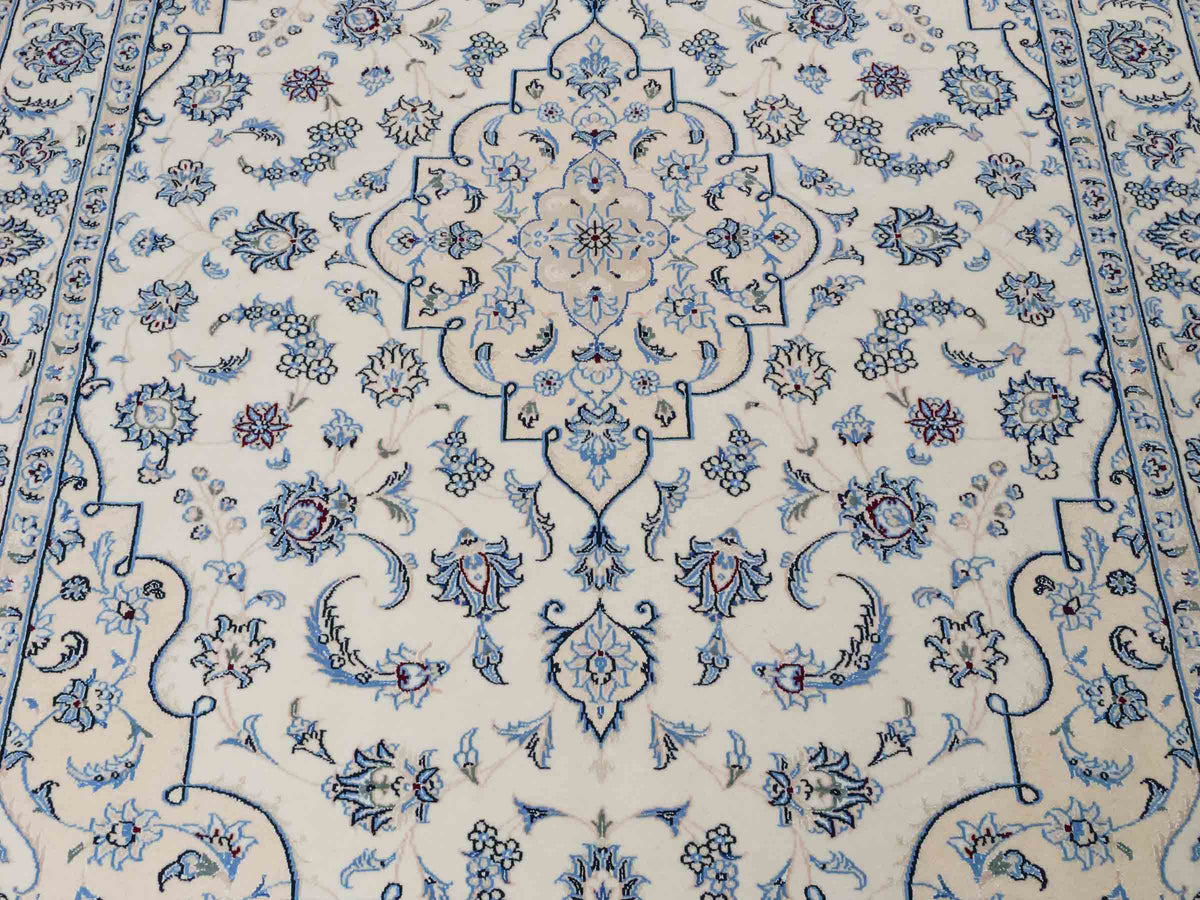 Handgeknüpfter Nain 9La Perserteppich von Khademi aus Wolle mit Seide, elfenbein-weiß. Persischer Orientteppich mit Medaillon. Von Hand geknüpft in Iran / Persien. Größe: 200 cm x 149 cm. Teppichnummer: SB3-1111 | Jupiter Intl.