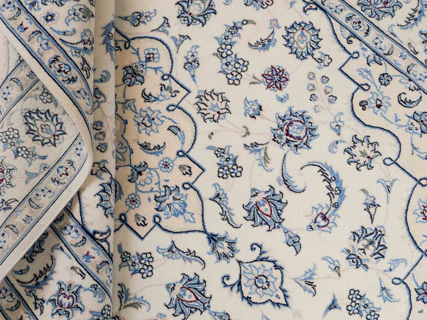 Handgeknüpfter Nain 9La Perserteppich von Khademi aus Wolle mit Seide, elfenbein-weiß. Persischer Orientteppich mit Medaillon. Von Hand geknüpft in Iran / Persien. Größe: 200 cm x 149 cm. Teppichnummer: SB3-1111 | Jupiter Intl.