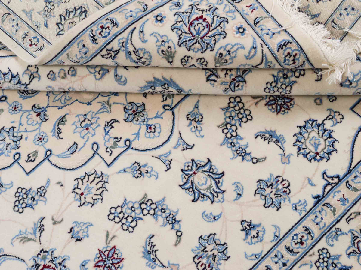 Handgeknüpfter Nain 9La Perserteppich von Khademi aus Wolle mit Seide, elfenbein-weiß. Persischer Orientteppich mit Medaillon. Von Hand geknüpft in Iran / Persien. Größe: 200 cm x 149 cm. Teppichnummer: SB3-1111 | Jupiter Intl.