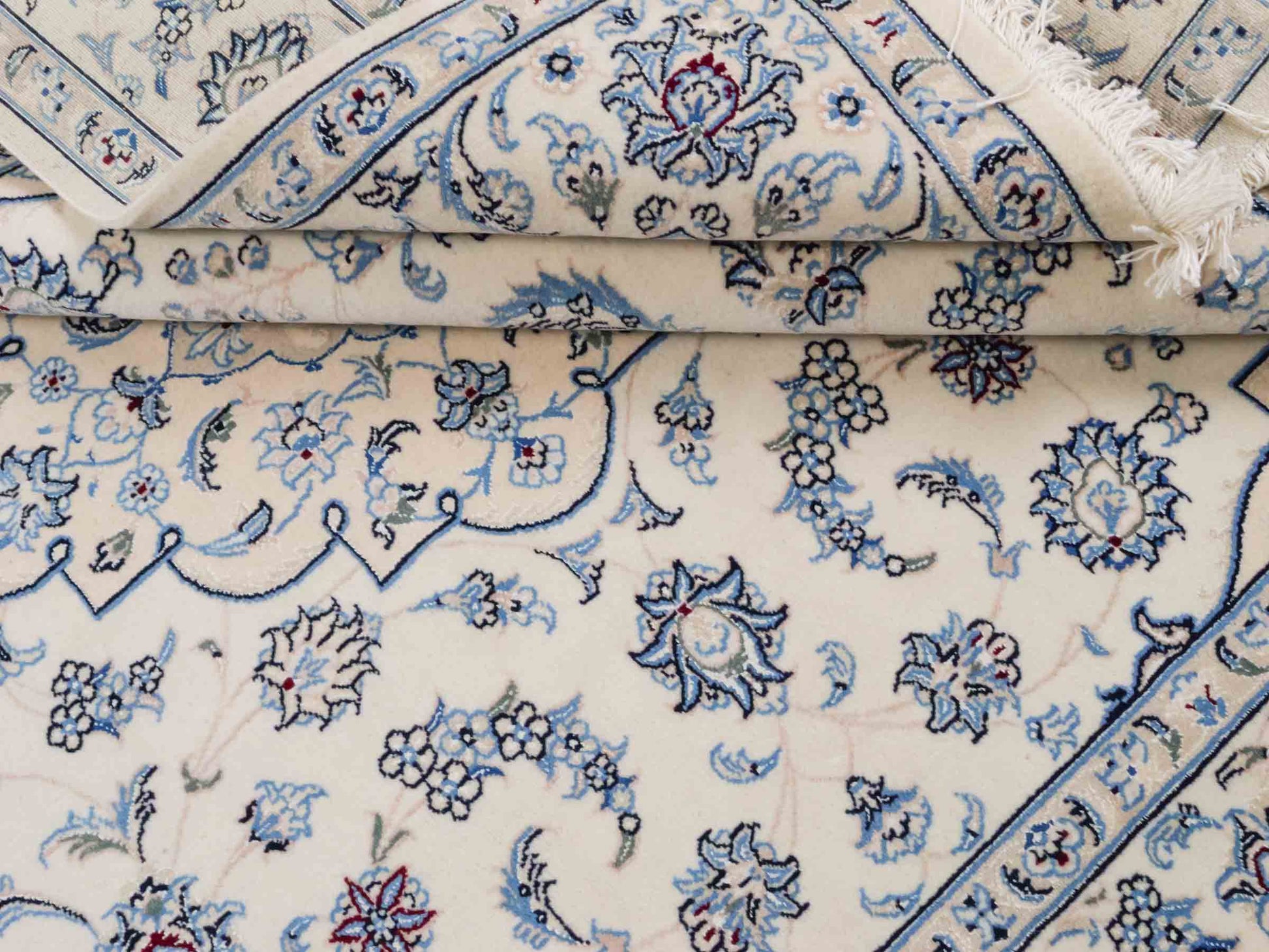 Handgeknüpfter Nain 9La Perserteppich von Khademi aus Wolle mit Seide, elfenbein-weiß. Persischer Orientteppich mit Medaillon. Von Hand geknüpft in Iran / Persien. Größe: 200 cm x 149 cm. Teppichnummer: SB3-1111 | Jupiter Intl.