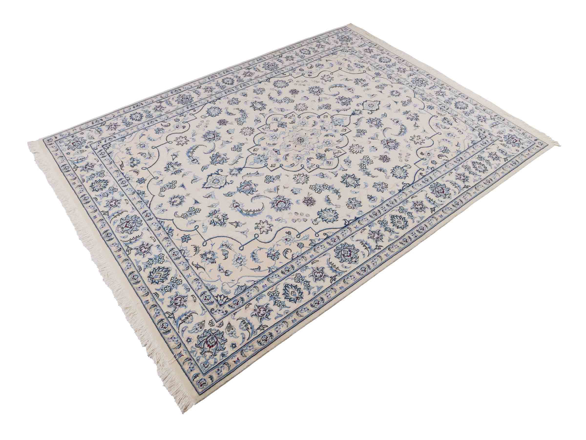 Handgeknüpfter Nain 9La Perserteppich von Khademi aus Wolle mit Seide, elfenbein-weiß. Persischer Orientteppich mit Medaillon. Von Hand geknüpft in Iran / Persien. Größe: 200 cm x 149 cm. Teppichnummer: SB3-1111 | Jupiter Intl.