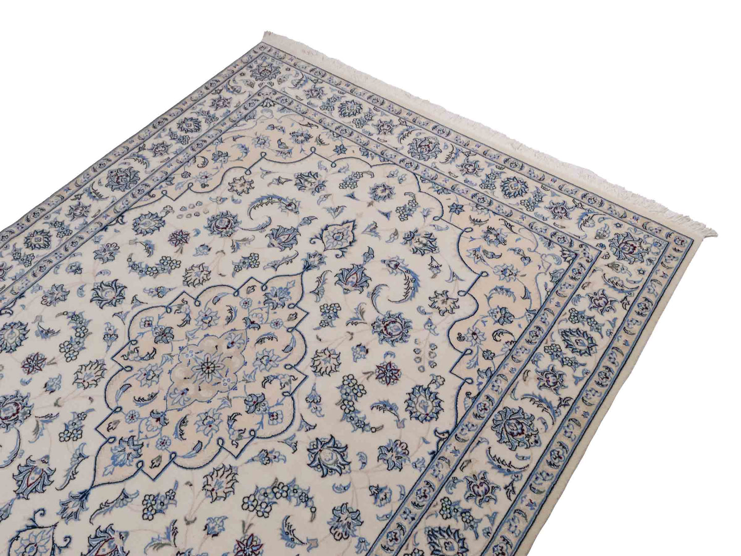 Handgeknüpfter Nain 9La Perserteppich von Khademi aus Wolle mit Seide, elfenbein-weiß. Persischer Orientteppich mit Medaillon. Von Hand geknüpft in Iran / Persien. Größe: 200 cm x 149 cm. Teppichnummer: SB3-1111 | Jupiter Intl.