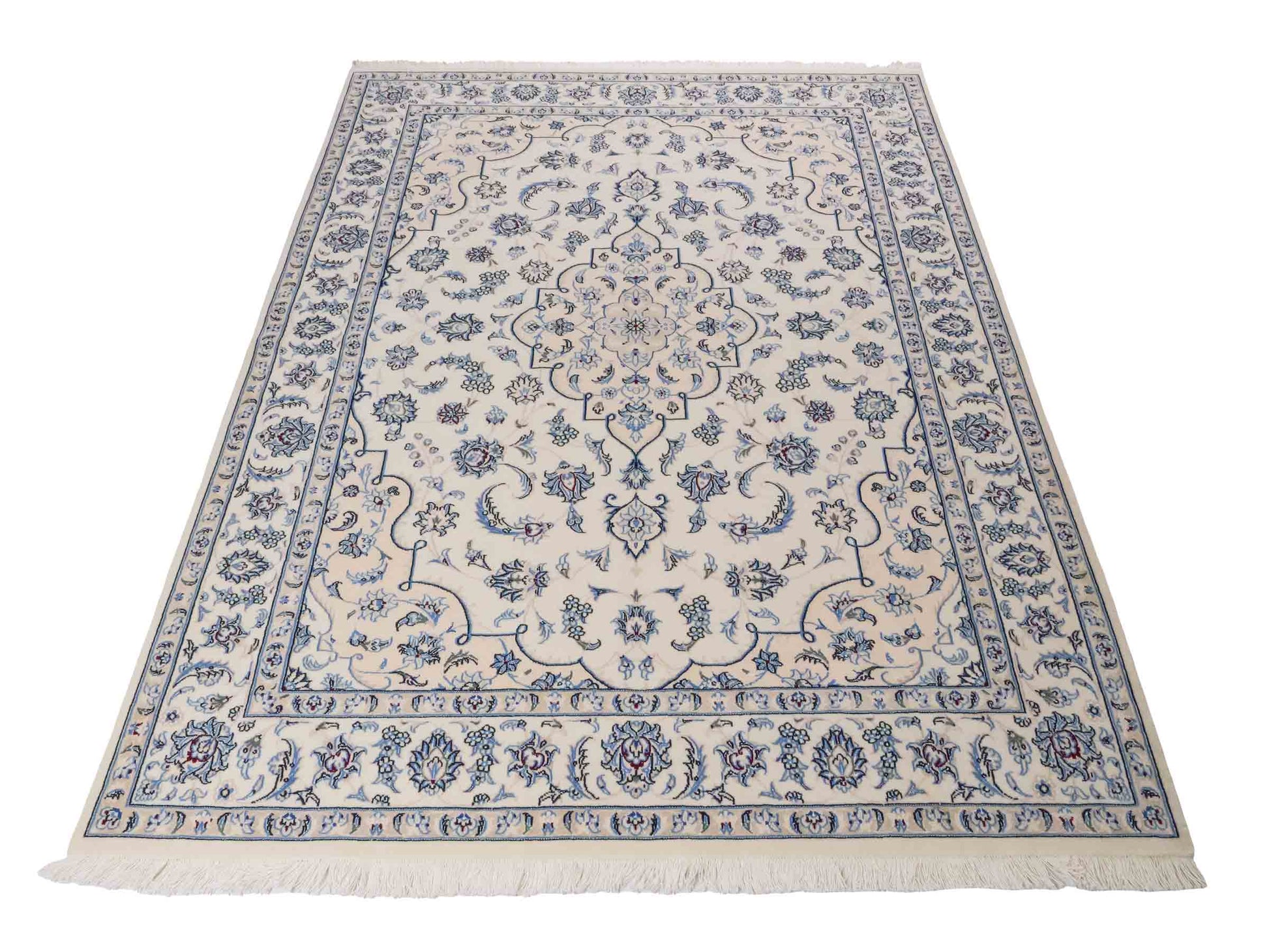 Handgeknüpfter Nain 9La Perserteppich von Khademi aus Wolle mit Seide, elfenbein-weiß. Persischer Orientteppich mit Medaillon. Von Hand geknüpft in Iran / Persien. Größe: 200 cm x 149 cm. Teppichnummer: SB3-1111 | Jupiter Intl.