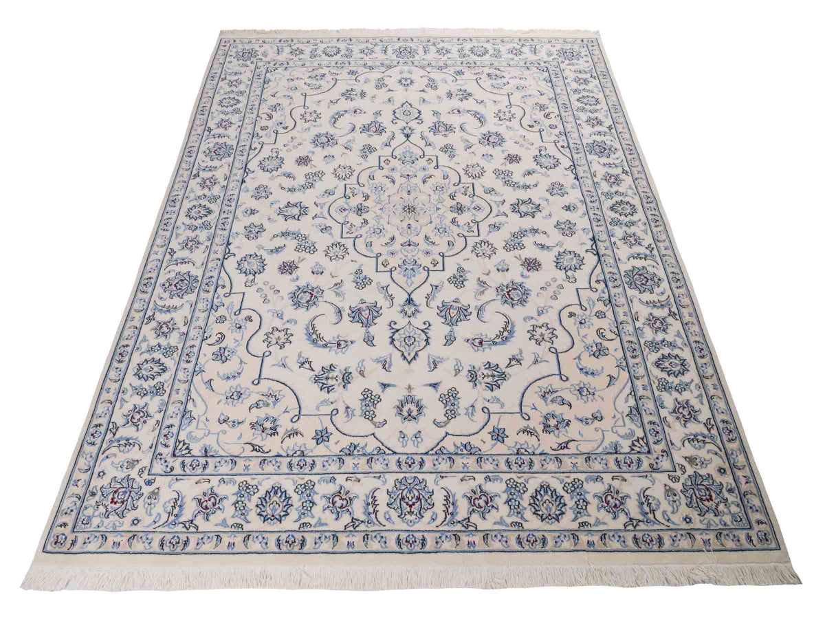 Handgeknüpfter Nain 9La Perserteppich von Khademi aus Wolle mit Seide, elfenbein-weiß. Persischer Orientteppich mit Medaillon. Von Hand geknüpft in Iran / Persien. Größe: 200 cm x 149 cm. Teppichnummer: SB3-1111 | Jupiter Intl.