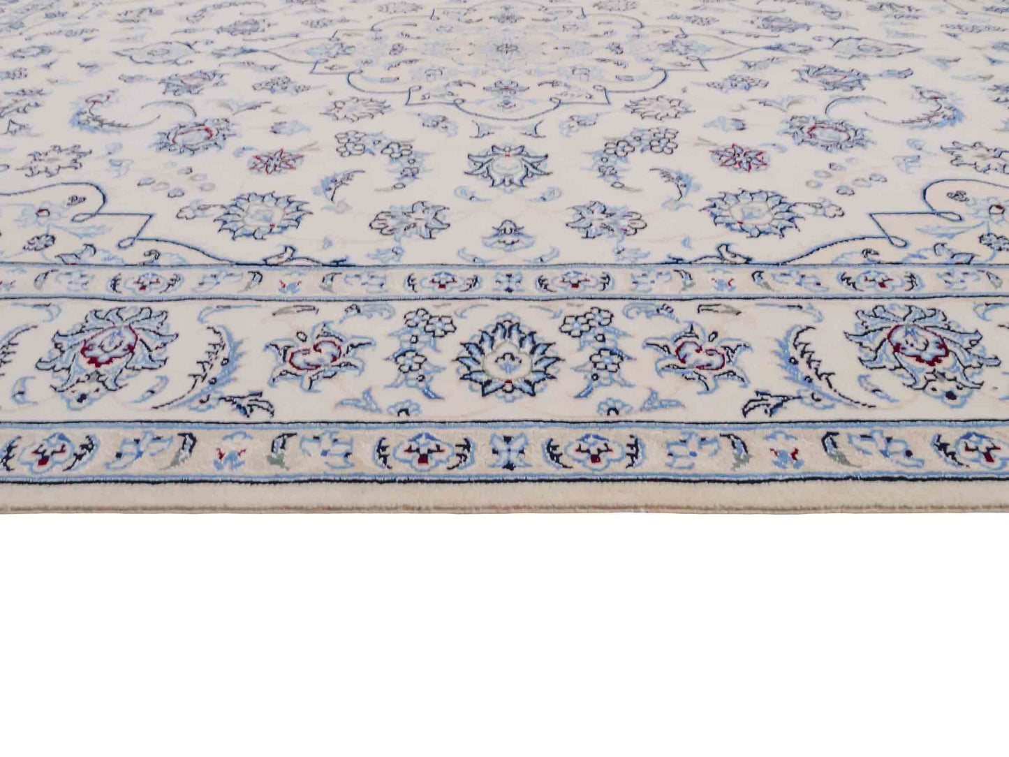 Handgeknüpfter Nain 9La Perserteppich von Khademi aus Wolle mit Seide, elfenbein-weiß. Persischer Orientteppich mit Medaillon. Von Hand geknüpft in Iran / Persien. Größe: 200 cm x 149 cm. Teppichnummer: SB3-1111 | Jupiter Intl.