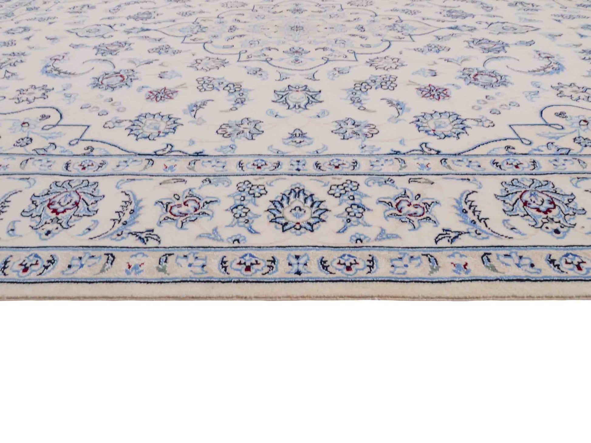 Handgeknüpfter Nain 9La Perserteppich von Khademi aus Wolle mit Seide, elfenbein-weiß. Persischer Orientteppich mit Medaillon. Von Hand geknüpft in Iran / Persien. Größe: 200 cm x 149 cm. Teppichnummer: SB3-1111 | Jupiter Intl.