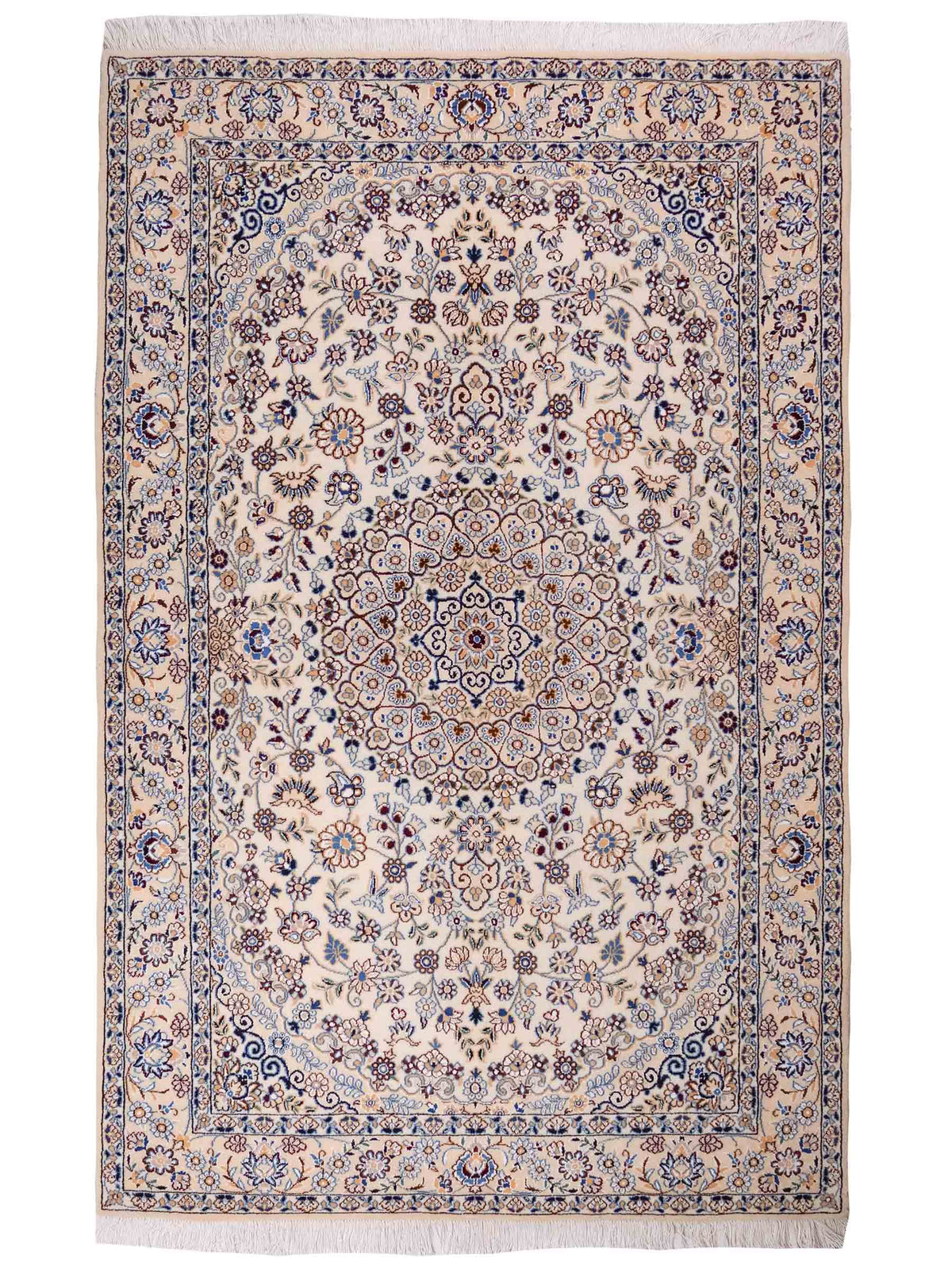 Handgeknüpfter Nain 9La Perserteppich von Khademi aus Wolle mit Seide, elfenbein-weiß. Persischer Orientteppich mit Medaillon. Von Hand geknüpft in Iran / Persien. Größe: 202 cm x 130 cm. Teppichnummer: SB3-1124 | Jupiter Intl.