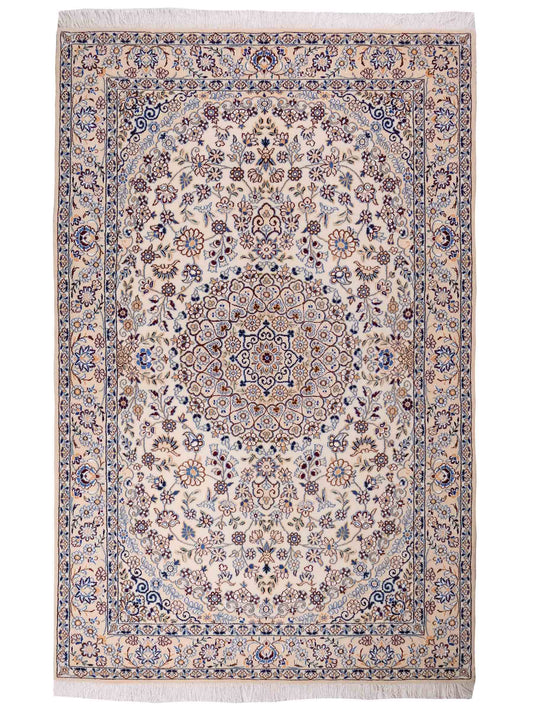 Handgeknüpfter Nain 9La Perserteppich von Khademi aus Wolle mit Seide, elfenbein-weiß. Persischer Orientteppich mit Medaillon. Von Hand geknüpft in Iran / Persien. Größe: 202 cm x 130 cm. Teppichnummer: SB3-1124 | Jupiter Intl.
