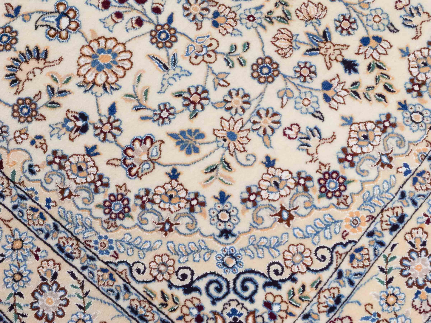 Handgeknüpfter Nain 9La Perserteppich von Khademi aus Wolle mit Seide, elfenbein-weiß. Persischer Orientteppich mit Medaillon. Von Hand geknüpft in Iran / Persien. Größe: 202 cm x 130 cm. Teppichnummer: SB3-1124 | Jupiter Intl.