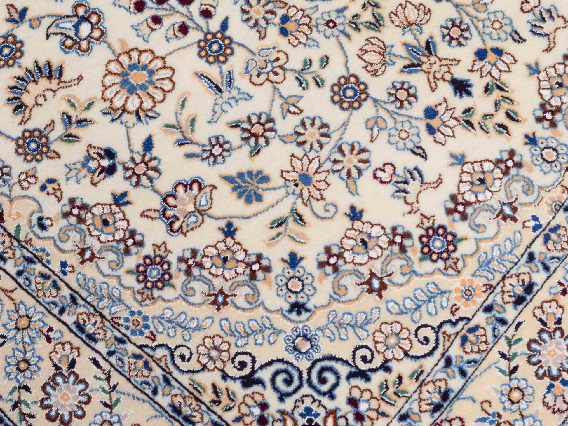 Handgeknüpfter Nain 9La Perserteppich von Khademi aus Wolle mit Seide, elfenbein-weiß. Persischer Orientteppich mit Medaillon. Von Hand geknüpft in Iran / Persien. Größe: 202 cm x 130 cm. Teppichnummer: SB3-1124 | Jupiter Intl.
