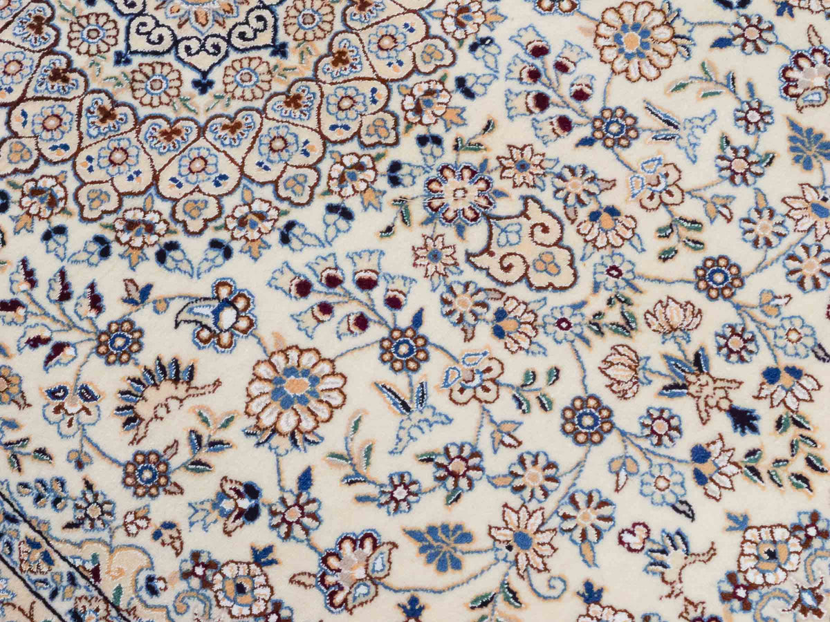 Handgeknüpfter Nain 9La Perserteppich von Khademi aus Wolle mit Seide, elfenbein-weiß. Persischer Orientteppich mit Medaillon. Von Hand geknüpft in Iran / Persien. Größe: 202 cm x 130 cm. Teppichnummer: SB3-1124 | Jupiter Intl.