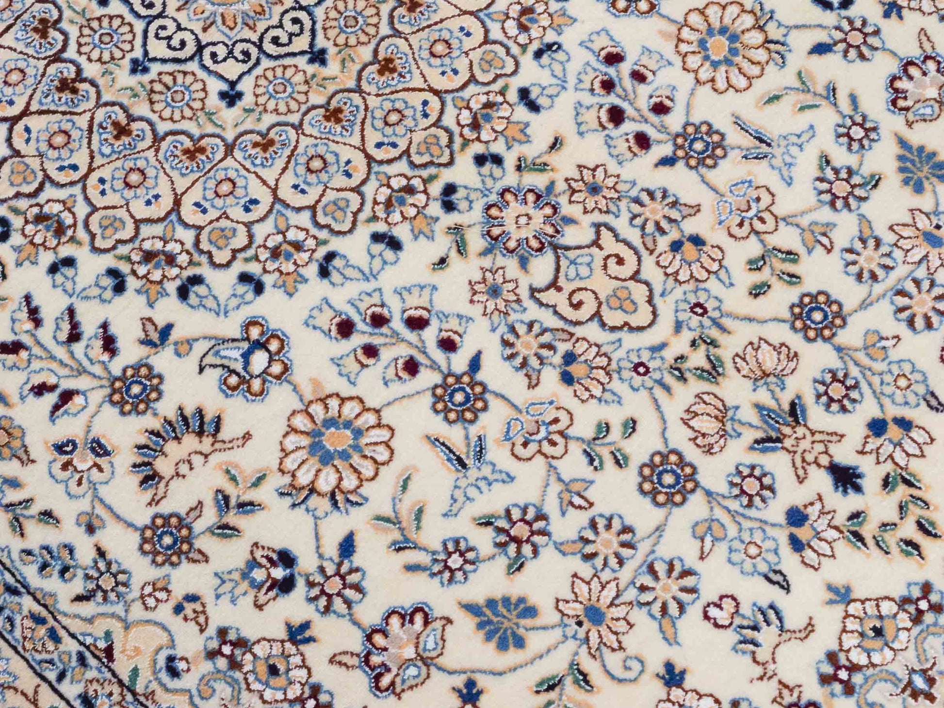 Handgeknüpfter Nain 9La Perserteppich von Khademi aus Wolle mit Seide, elfenbein-weiß. Persischer Orientteppich mit Medaillon. Von Hand geknüpft in Iran / Persien. Größe: 202 cm x 130 cm. Teppichnummer: SB3-1124 | Jupiter Intl.