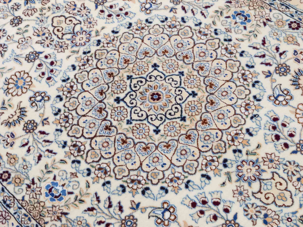 Handgeknüpfter Nain 9La Perserteppich von Khademi aus Wolle mit Seide, elfenbein-weiß. Persischer Orientteppich mit Medaillon. Von Hand geknüpft in Iran / Persien. Größe: 202 cm x 130 cm. Teppichnummer: SB3-1124 | Jupiter Intl.