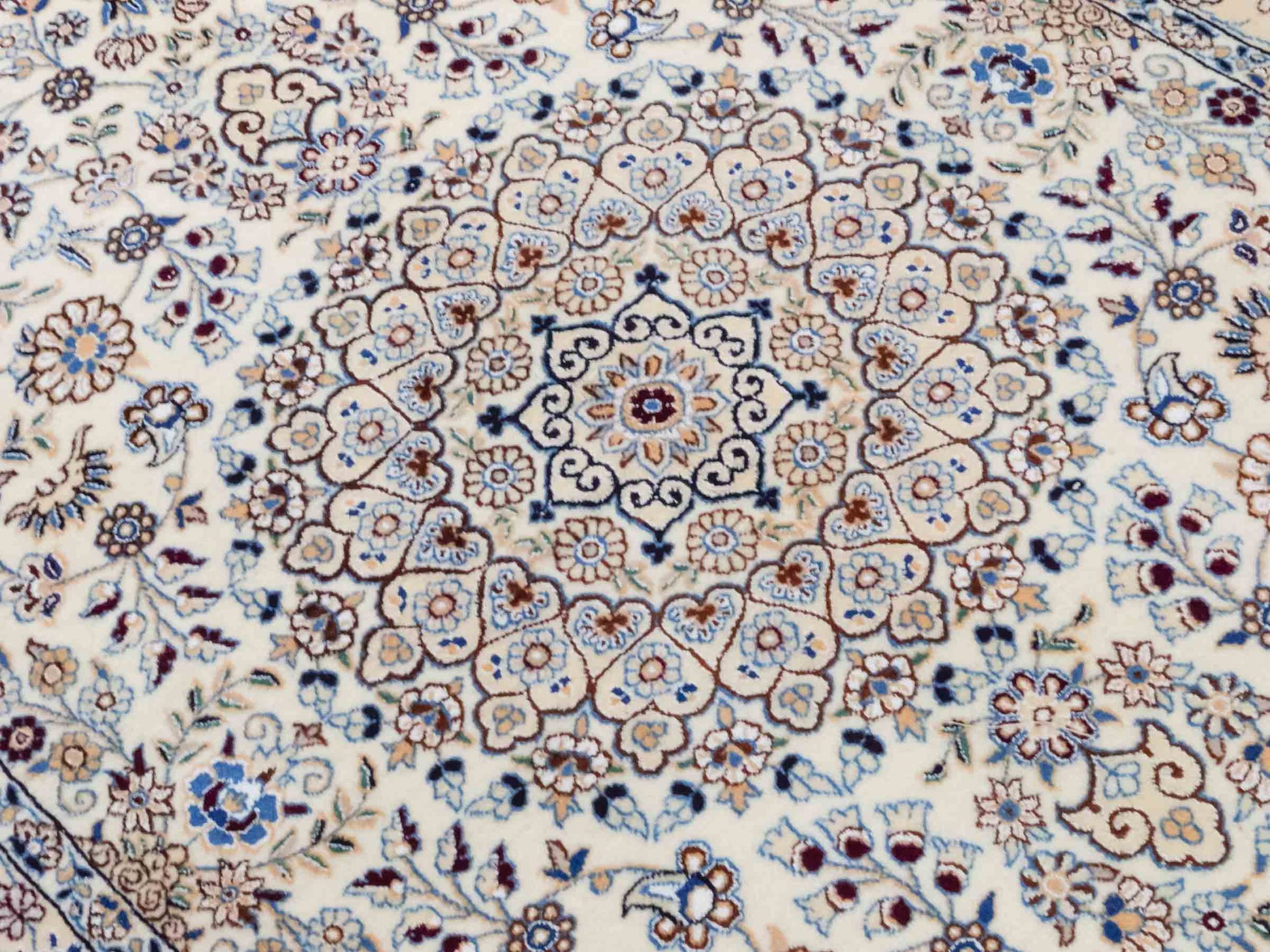 Handgeknüpfter Nain 9La Perserteppich von Khademi aus Wolle mit Seide, elfenbein-weiß. Persischer Orientteppich mit Medaillon. Von Hand geknüpft in Iran / Persien. Größe: 202 cm x 130 cm. Teppichnummer: SB3-1124 | Jupiter Intl.