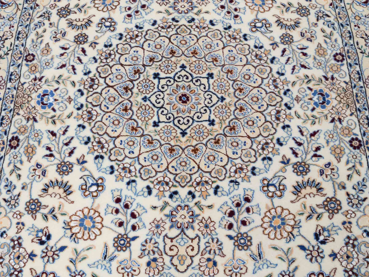 Handgeknüpfter Nain 9La Perserteppich von Khademi aus Wolle mit Seide, elfenbein-weiß. Persischer Orientteppich mit Medaillon. Von Hand geknüpft in Iran / Persien. Größe: 202 cm x 130 cm. Teppichnummer: SB3-1124 | Jupiter Intl.