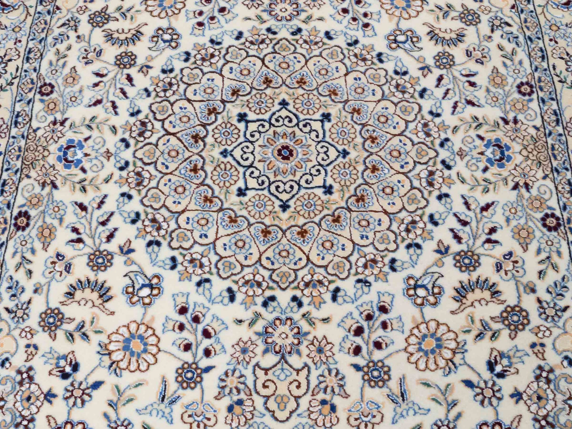 Handgeknüpfter Nain 9La Perserteppich von Khademi aus Wolle mit Seide, elfenbein-weiß. Persischer Orientteppich mit Medaillon. Von Hand geknüpft in Iran / Persien. Größe: 202 cm x 130 cm. Teppichnummer: SB3-1124 | Jupiter Intl.