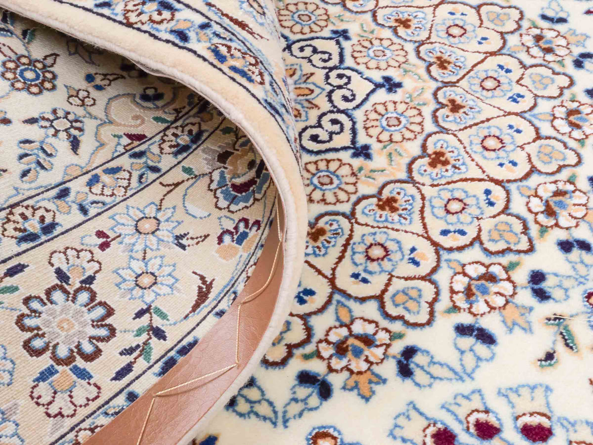 Handgeknüpfter Nain 9La Perserteppich von Khademi aus Wolle mit Seide, elfenbein-weiß. Persischer Orientteppich mit Medaillon. Von Hand geknüpft in Iran / Persien. Größe: 202 cm x 130 cm. Teppichnummer: SB3-1124 | Jupiter Intl.