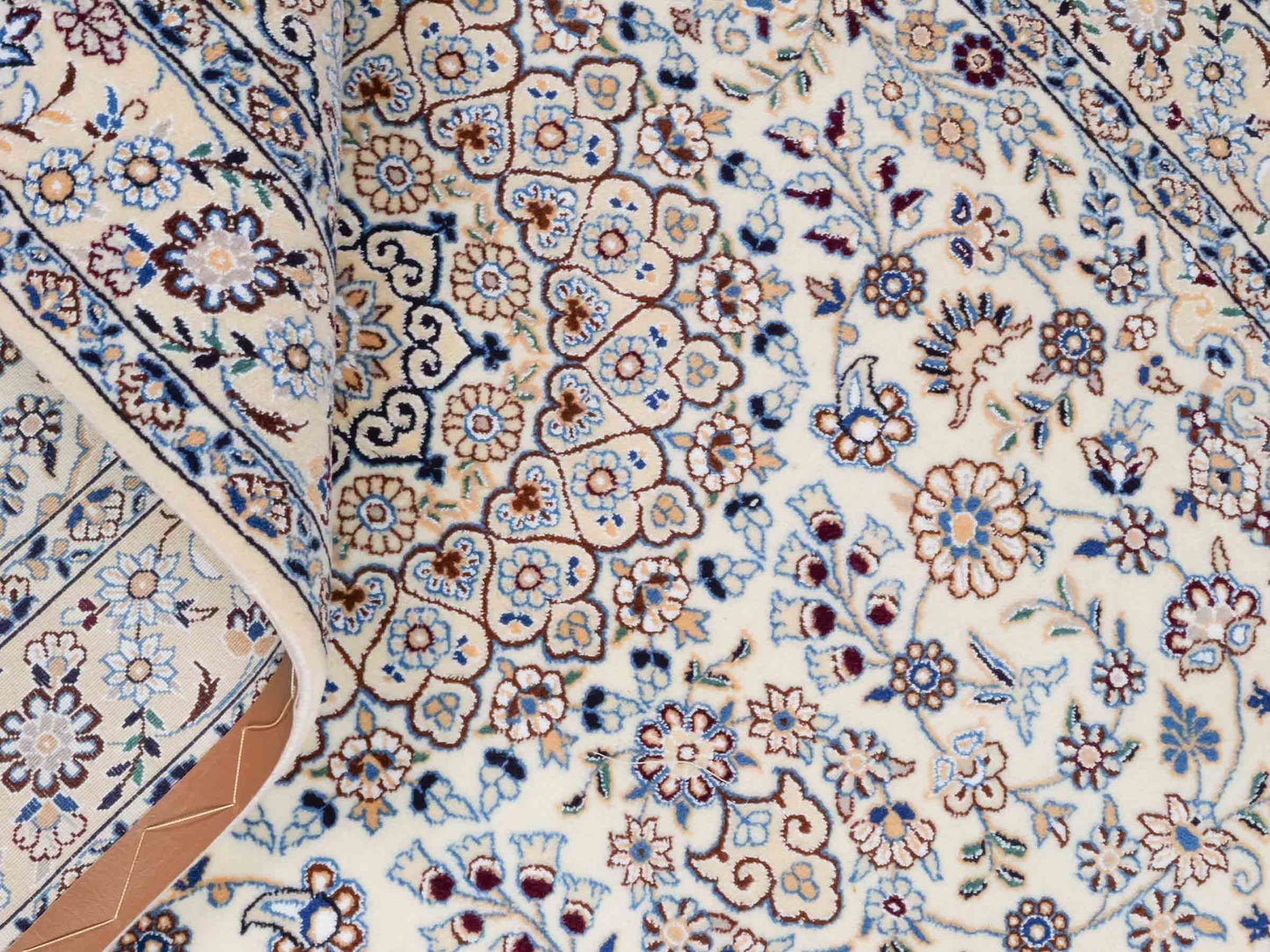 Handgeknüpfter Nain 9La Perserteppich von Khademi aus Wolle mit Seide, elfenbein-weiß. Persischer Orientteppich mit Medaillon. Von Hand geknüpft in Iran / Persien. Größe: 202 cm x 130 cm. Teppichnummer: SB3-1124 | Jupiter Intl.