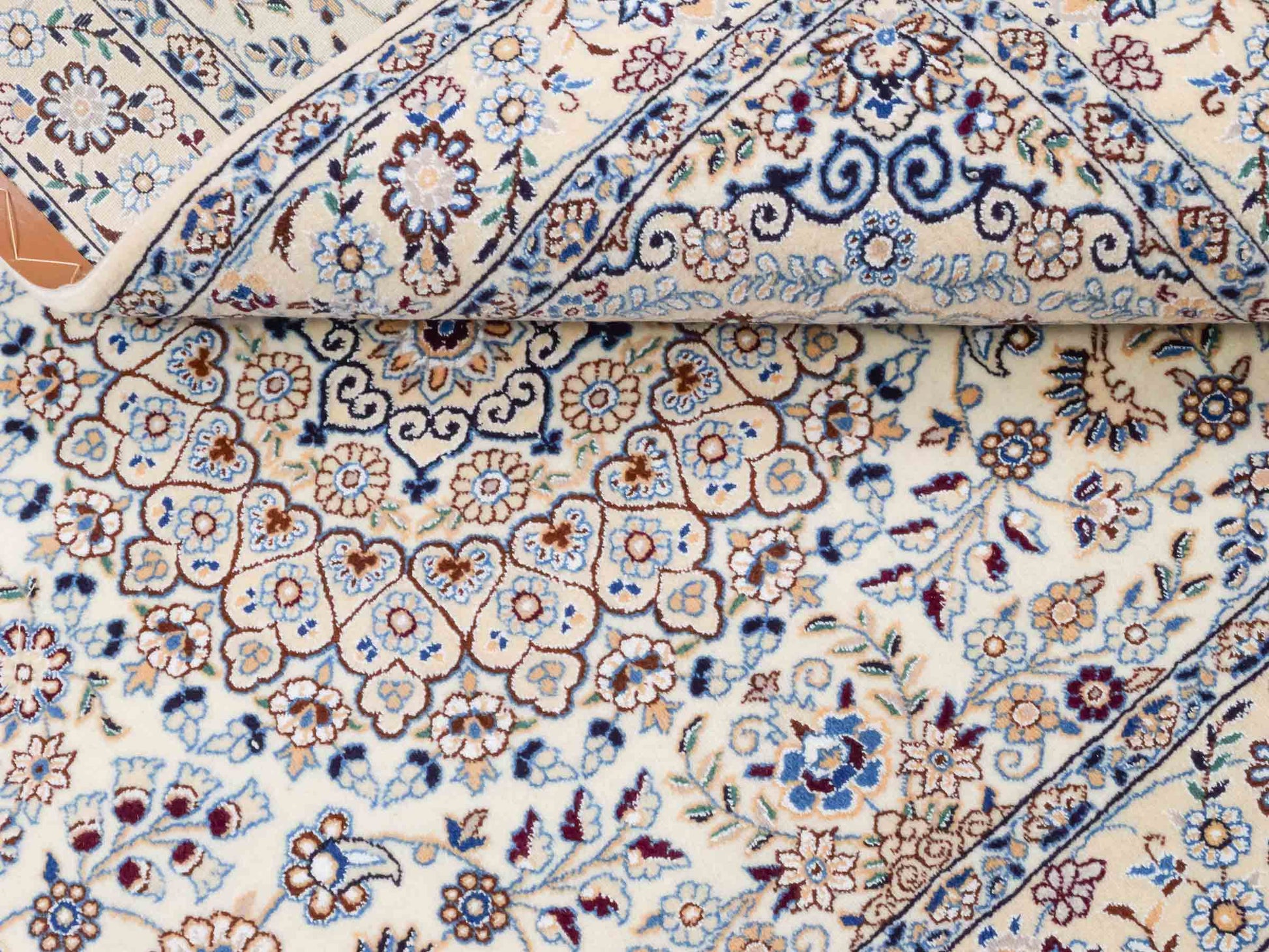 Handgeknüpfter Nain 9La Perserteppich von Khademi aus Wolle mit Seide, elfenbein-weiß. Persischer Orientteppich mit Medaillon. Von Hand geknüpft in Iran / Persien. Größe: 202 cm x 130 cm. Teppichnummer: SB3-1124 | Jupiter Intl.