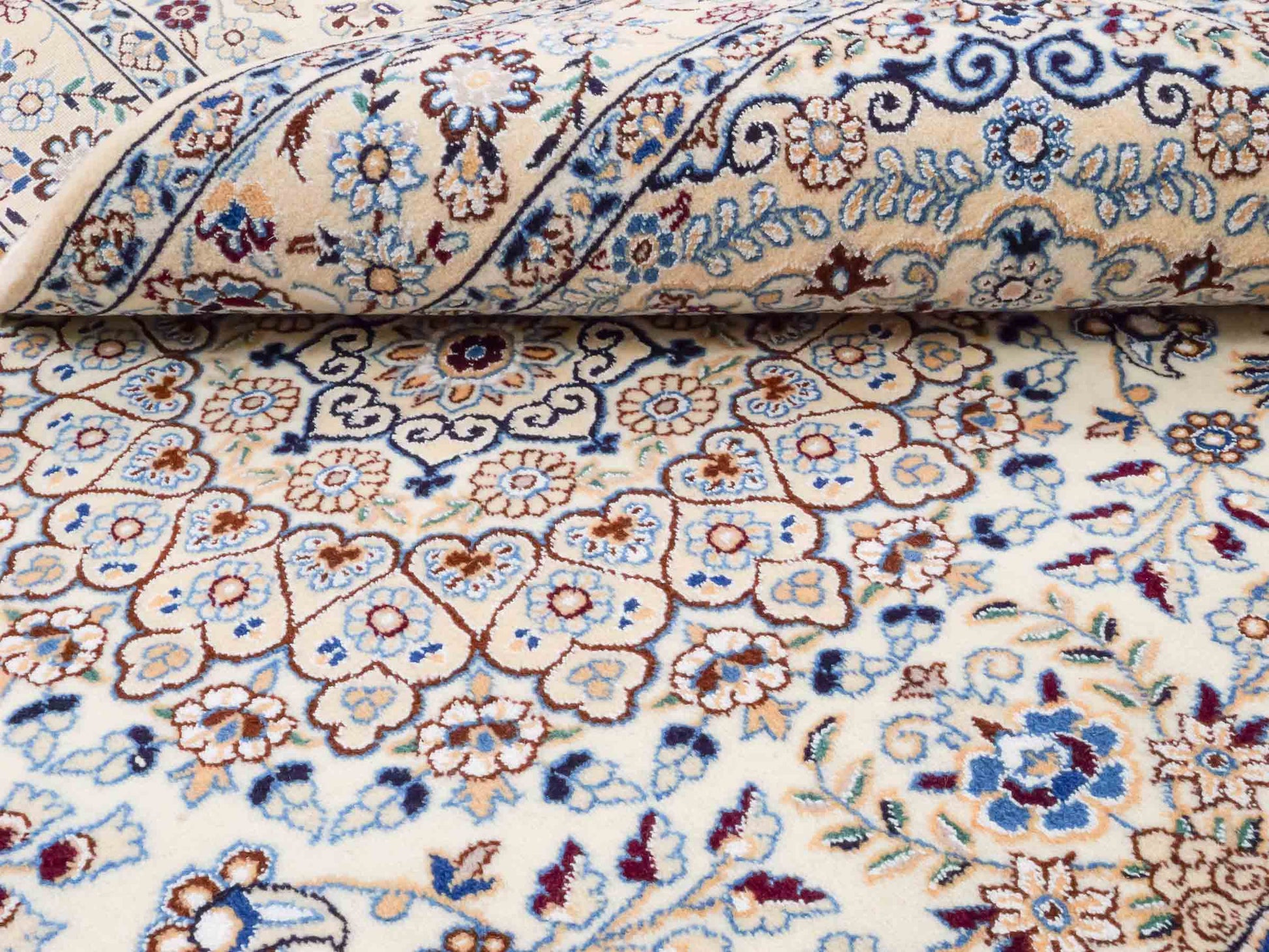 Handgeknüpfter Nain 9La Perserteppich von Khademi aus Wolle mit Seide, elfenbein-weiß. Persischer Orientteppich mit Medaillon. Von Hand geknüpft in Iran / Persien. Größe: 202 cm x 130 cm. Teppichnummer: SB3-1124 | Jupiter Intl.