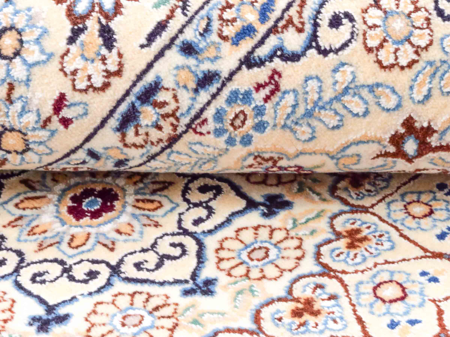 Handgeknüpfter Nain 9La Perserteppich von Khademi aus Wolle mit Seide, elfenbein-weiß. Persischer Orientteppich mit Medaillon. Von Hand geknüpft in Iran / Persien. Größe: 202 cm x 130 cm. Teppichnummer: SB3-1124 | Jupiter Intl.