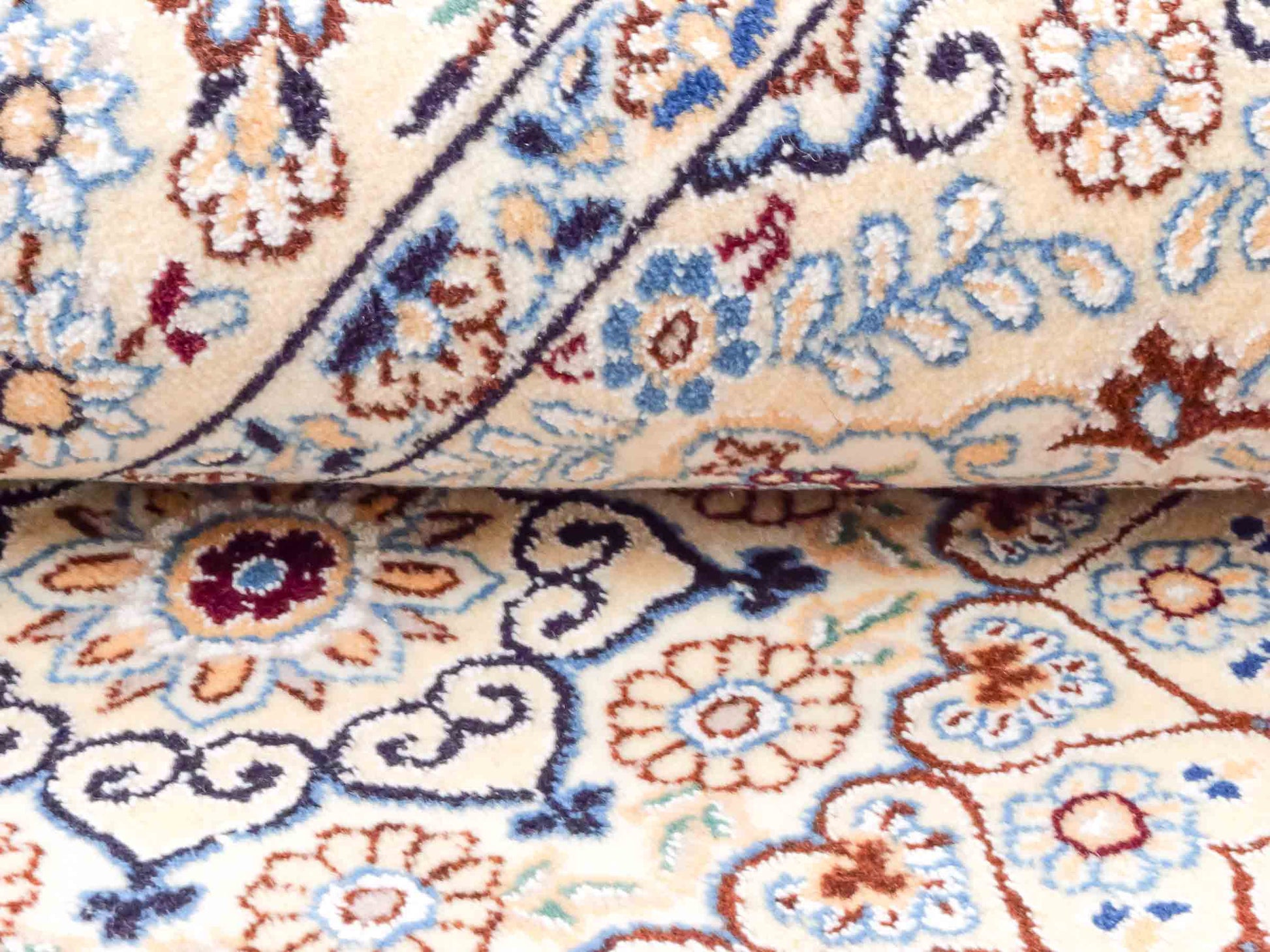 Handgeknüpfter Nain 9La Perserteppich von Khademi aus Wolle mit Seide, elfenbein-weiß. Persischer Orientteppich mit Medaillon. Von Hand geknüpft in Iran / Persien. Größe: 202 cm x 130 cm. Teppichnummer: SB3-1124 | Jupiter Intl.