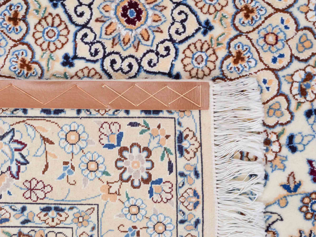 Handgeknüpfter Nain 9La Perserteppich von Khademi aus Wolle mit Seide, elfenbein-weiß. Persischer Orientteppich mit Medaillon. Von Hand geknüpft in Iran / Persien. Größe: 202 cm x 130 cm. Teppichnummer: SB3-1124 | Jupiter Intl.