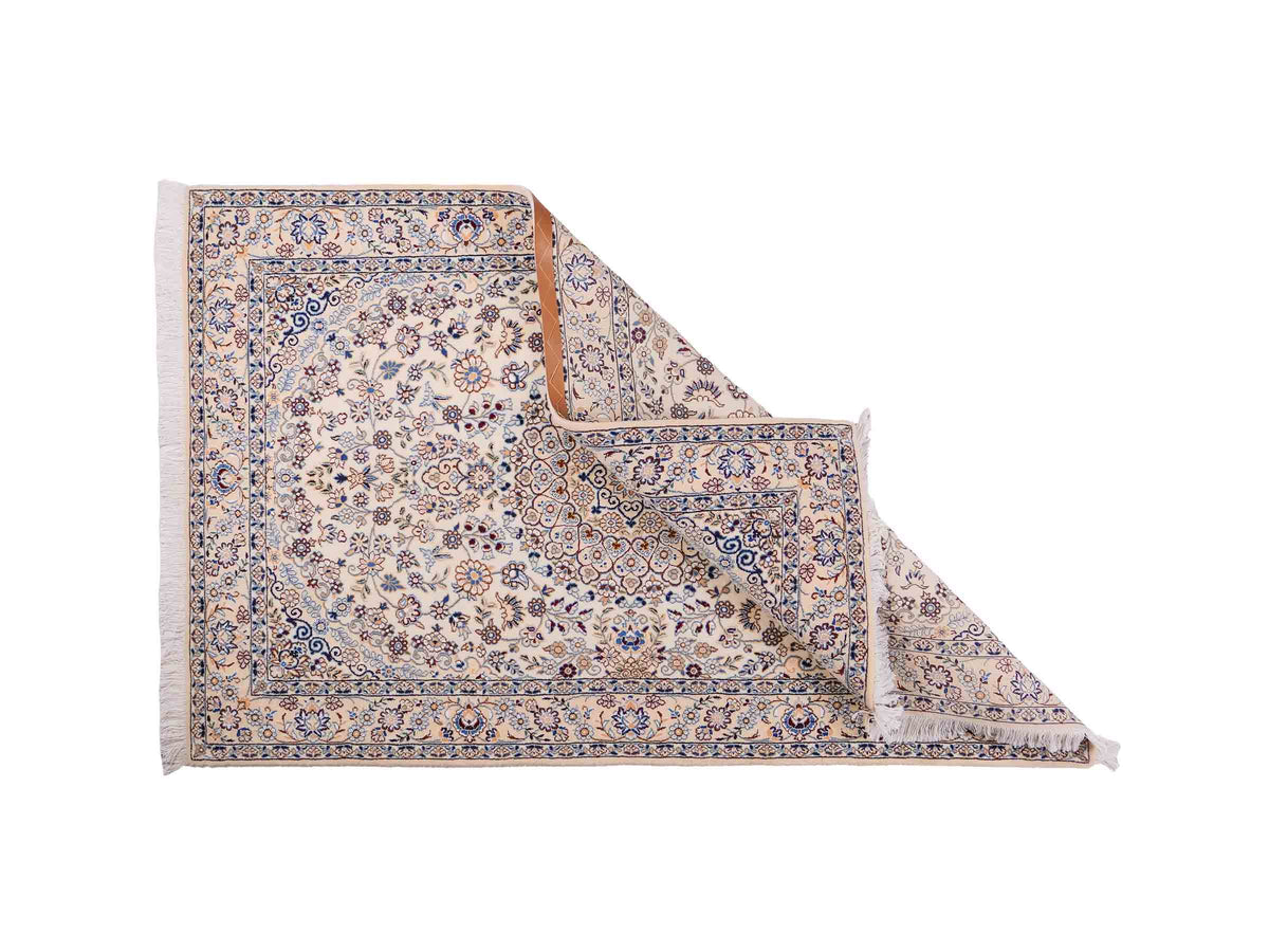 Handgeknüpfter Nain 9La Perserteppich von Khademi aus Wolle mit Seide, elfenbein-weiß. Persischer Orientteppich mit Medaillon. Von Hand geknüpft in Iran / Persien. Größe: 202 cm x 130 cm. Teppichnummer: SB3-1124 | Jupiter Intl.