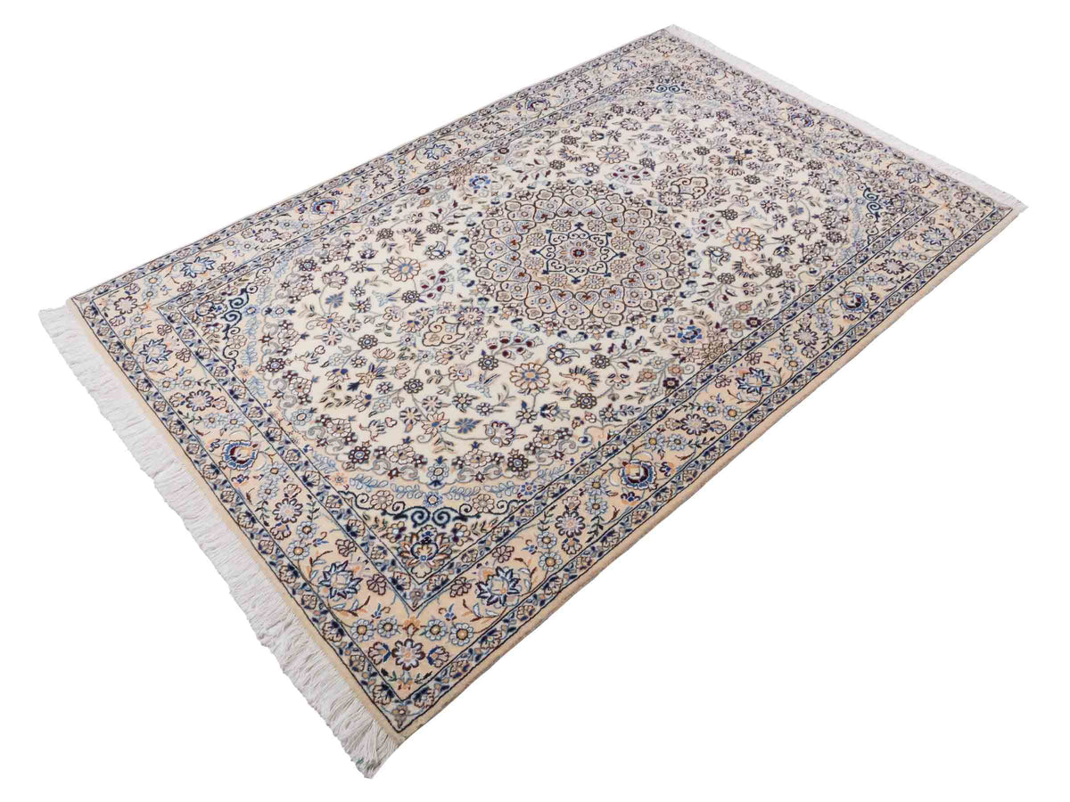 Handgeknüpfter Nain 9La Perserteppich von Khademi aus Wolle mit Seide, elfenbein-weiß. Persischer Orientteppich mit Medaillon. Von Hand geknüpft in Iran / Persien. Größe: 202 cm x 130 cm. Teppichnummer: SB3-1124 | Jupiter Intl.