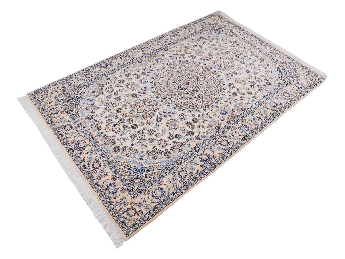 Handgeknüpfter Nain 9La Perserteppich von Khademi aus Wolle mit Seide, elfenbein-weiß. Persischer Orientteppich mit Medaillon. Von Hand geknüpft in Iran / Persien. Größe: 202 cm x 130 cm. Teppichnummer: SB3-1124 | Jupiter Intl.