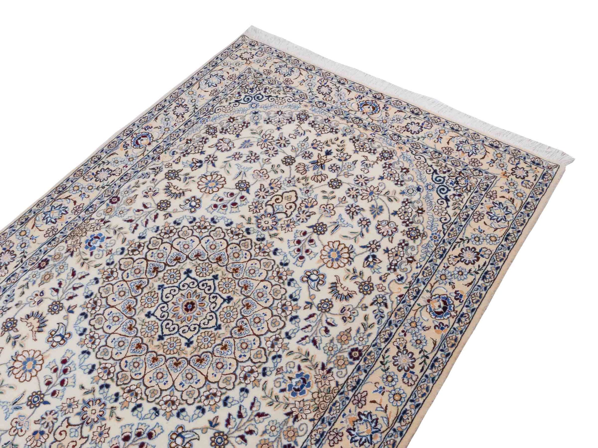 Handgeknüpfter Nain 9La Perserteppich von Khademi aus Wolle mit Seide, elfenbein-weiß. Persischer Orientteppich mit Medaillon. Von Hand geknüpft in Iran / Persien. Größe: 202 cm x 130 cm. Teppichnummer: SB3-1124 | Jupiter Intl.