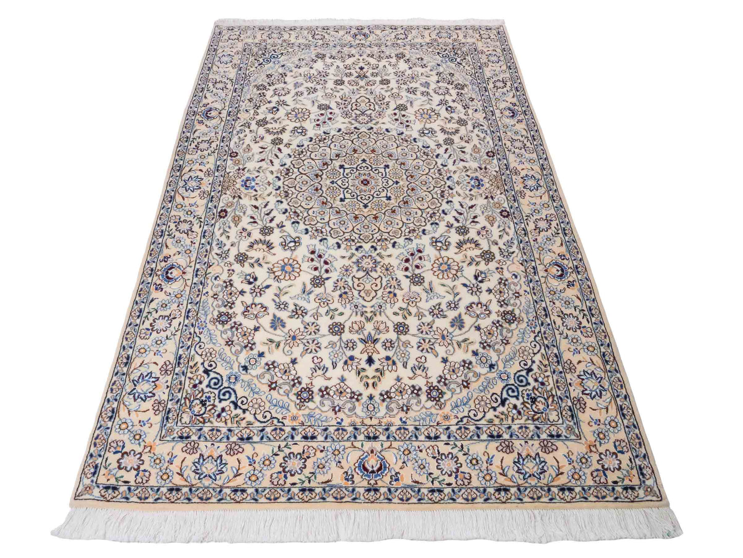 Handgeknüpfter Nain 9La Perserteppich von Khademi aus Wolle mit Seide, elfenbein-weiß. Persischer Orientteppich mit Medaillon. Von Hand geknüpft in Iran / Persien. Größe: 202 cm x 130 cm. Teppichnummer: SB3-1124 | Jupiter Intl.