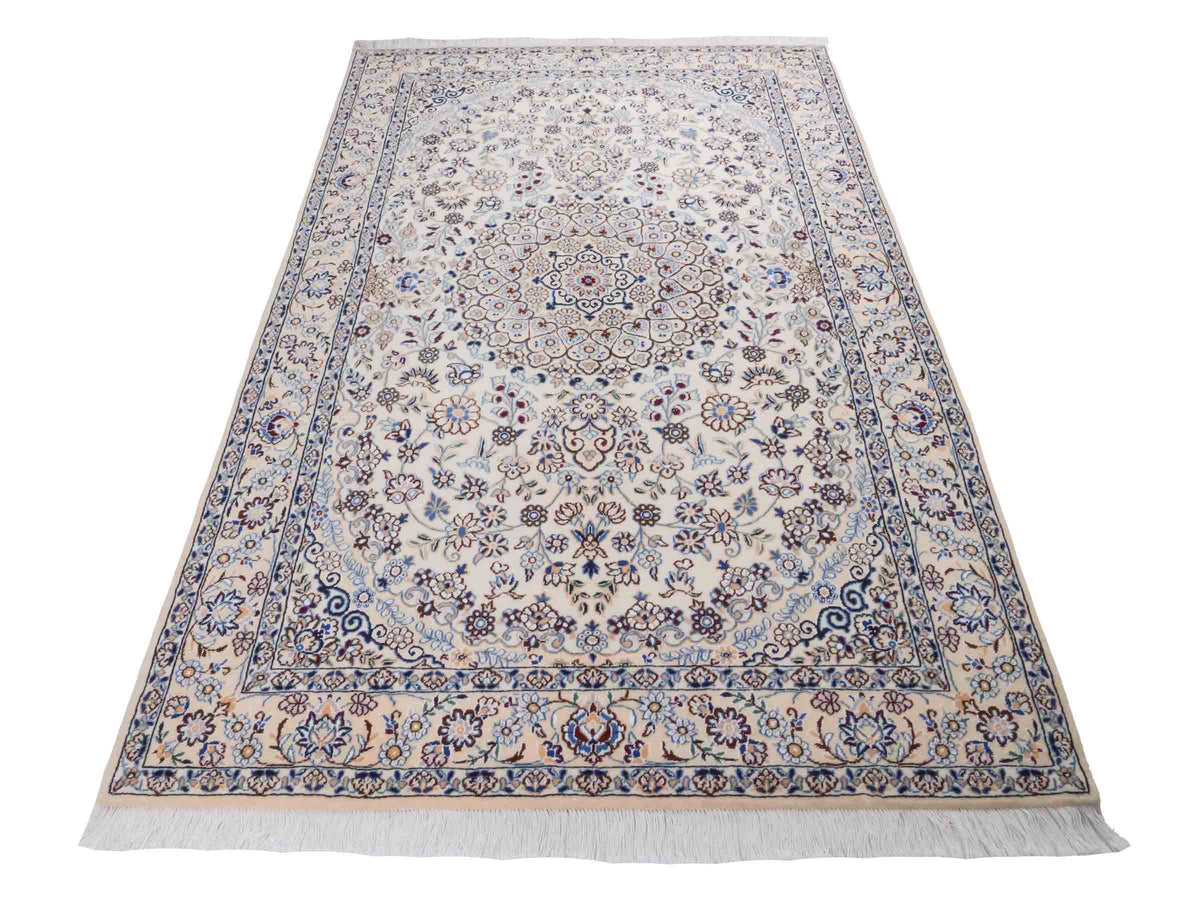 Handgeknüpfter Nain 9La Perserteppich von Khademi aus Wolle mit Seide, elfenbein-weiß. Persischer Orientteppich mit Medaillon. Von Hand geknüpft in Iran / Persien. Größe: 202 cm x 130 cm. Teppichnummer: SB3-1124 | Jupiter Intl.
