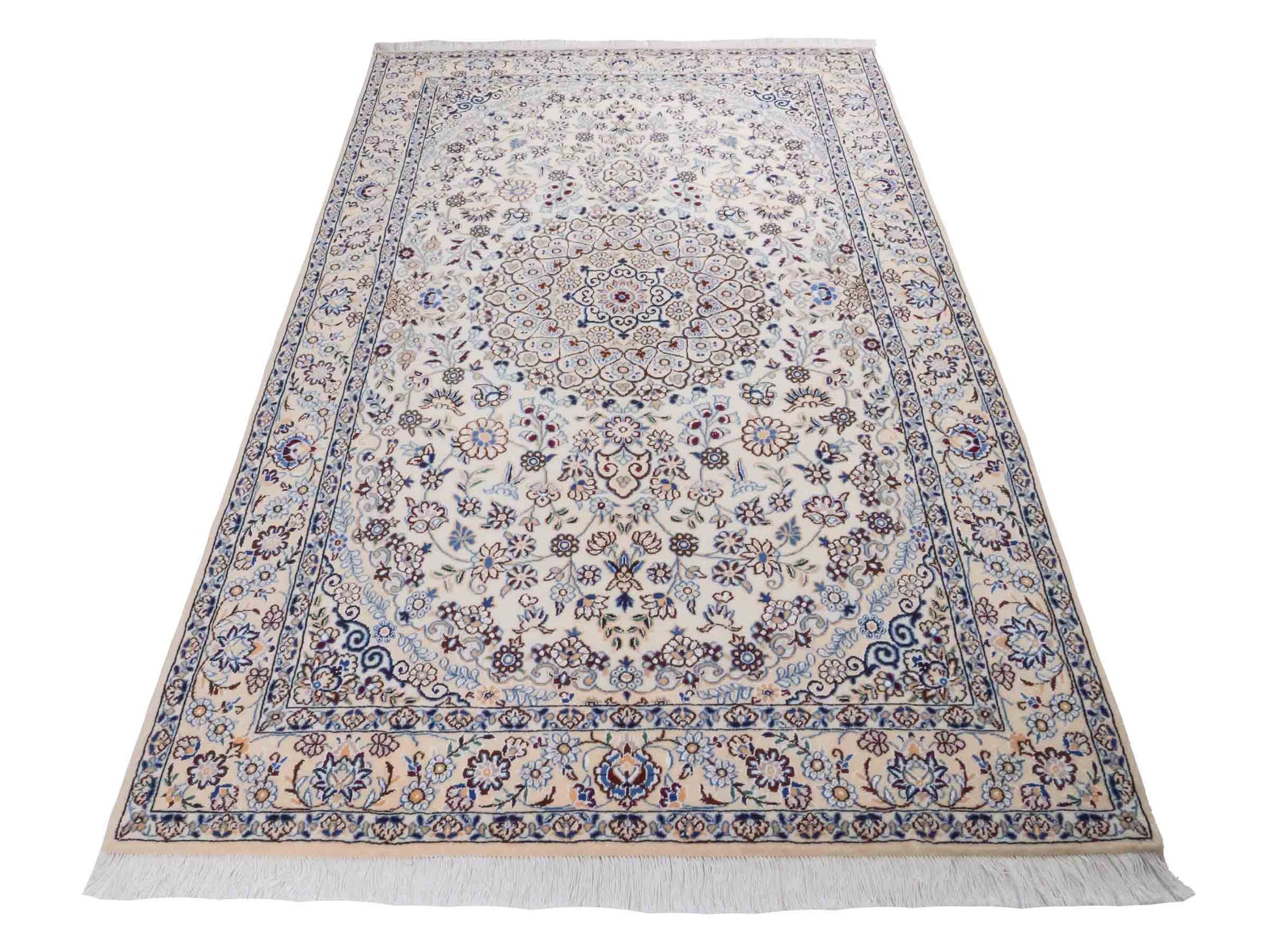 Handgeknüpfter Nain 9La Perserteppich von Khademi aus Wolle mit Seide, elfenbein-weiß. Persischer Orientteppich mit Medaillon. Von Hand geknüpft in Iran / Persien. Größe: 202 cm x 130 cm. Teppichnummer: SB3-1124 | Jupiter Intl.