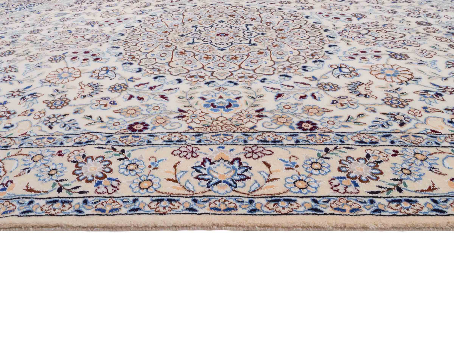 Handgeknüpfter Nain 9La Perserteppich von Khademi aus Wolle mit Seide, elfenbein-weiß. Persischer Orientteppich mit Medaillon. Von Hand geknüpft in Iran / Persien. Größe: 202 cm x 130 cm. Teppichnummer: SB3-1124 | Jupiter Intl.