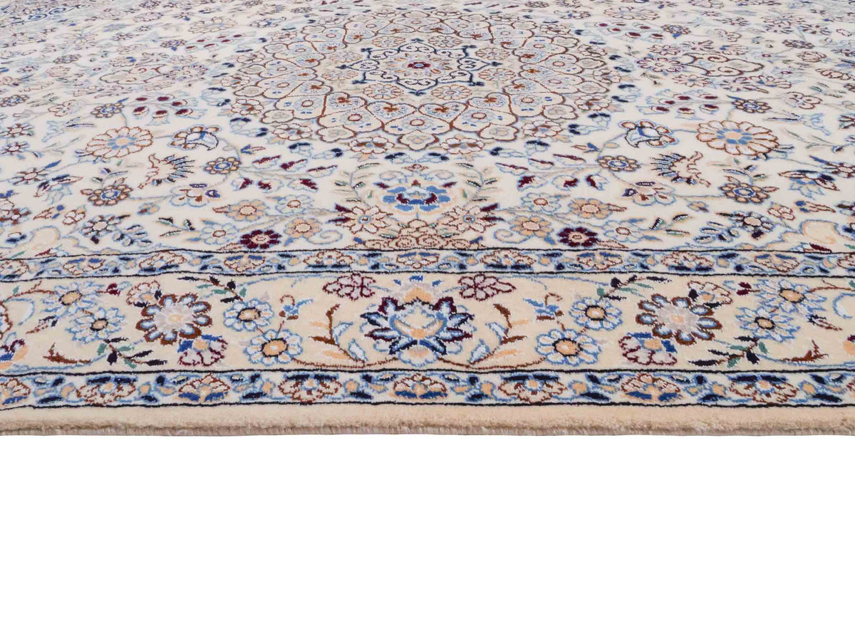Handgeknüpfter Nain 9La Perserteppich von Khademi aus Wolle mit Seide, elfenbein-weiß. Persischer Orientteppich mit Medaillon. Von Hand geknüpft in Iran / Persien. Größe: 202 cm x 130 cm. Teppichnummer: SB3-1124 | Jupiter Intl.