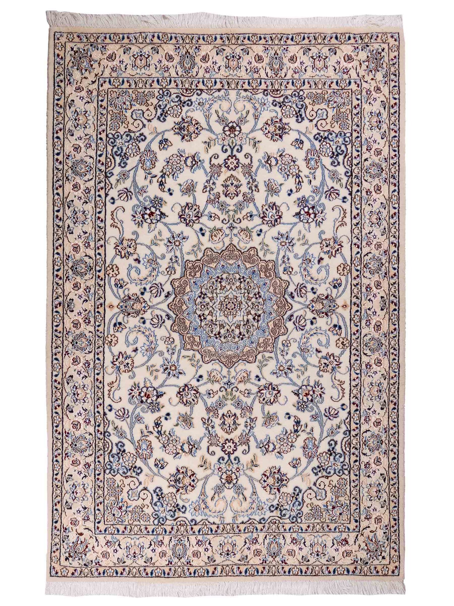 Handgeknüpfter Nain 9La Perserteppich von Khademi aus Wolle mit Seide, cremeweiß-elfenbein. Persischer Orientteppich mit Medaillon. Von Hand geknüpft in Iran / Persien. Größe: 203 cm x 130 cm. Teppichnummer: SB3-1163 | Jupiter Intl.